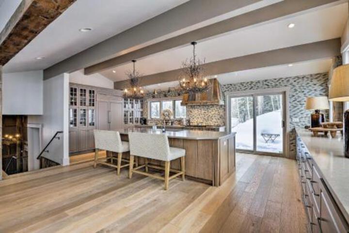 Mountain Masterpiece W / Hot Tub & 2 Living Areas! - thumb 3