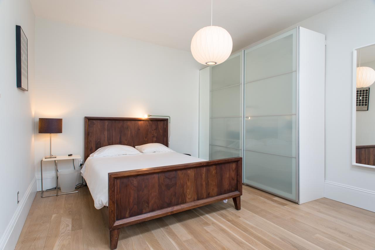 Spacious, Modern Bedroom - thumb 29