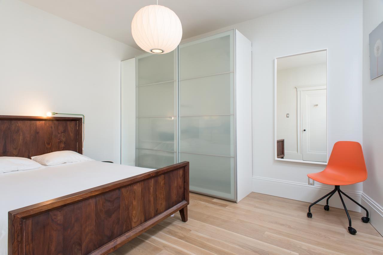 Spacious, Modern Bedroom - thumb 28