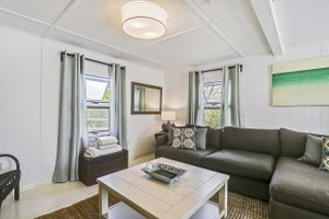 OAK BLUFFS COTTAGE, WALK TO TOWN!