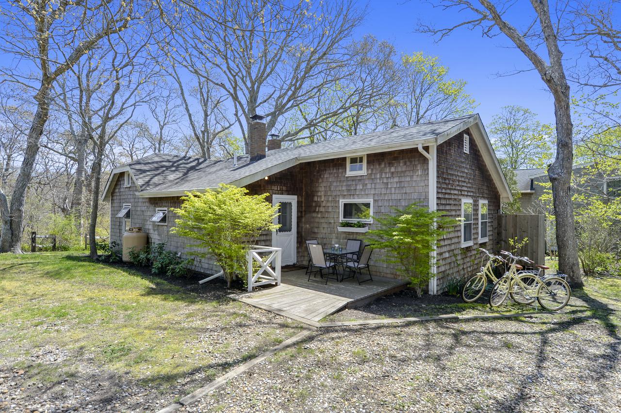 OAK BLUFFS COTTAGE, WALK TO TOWN! - thumb 3