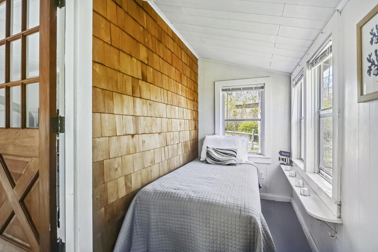 OAK BLUFFS COTTAGE, WALK TO TOWN! - thumb 21