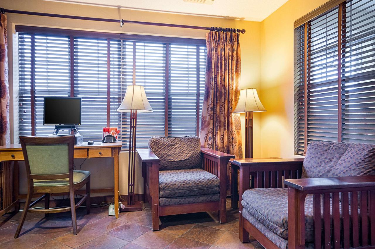 Econo Lodge Hadley Near University - thumb 23