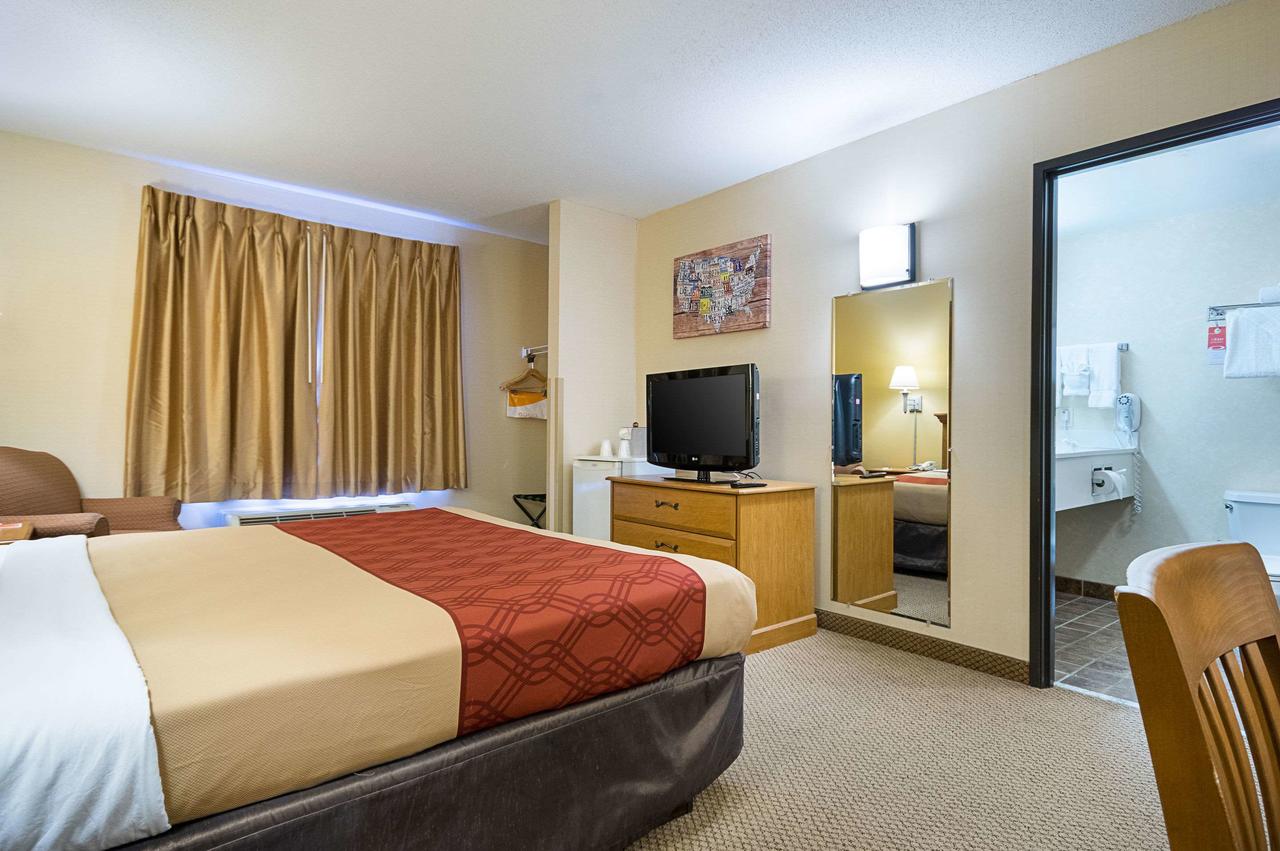 Econo Lodge Hadley Near University - thumb 17
