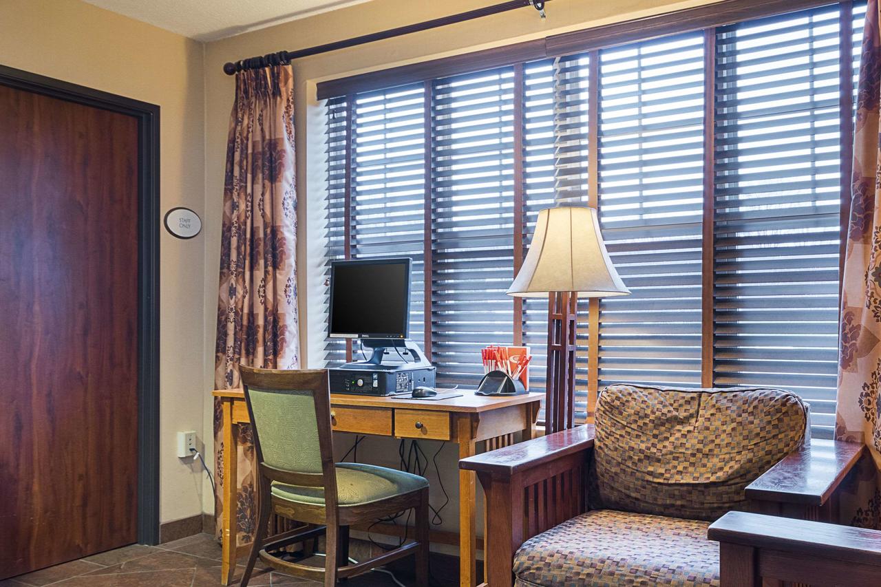 Econo Lodge Hadley Near University - thumb 15