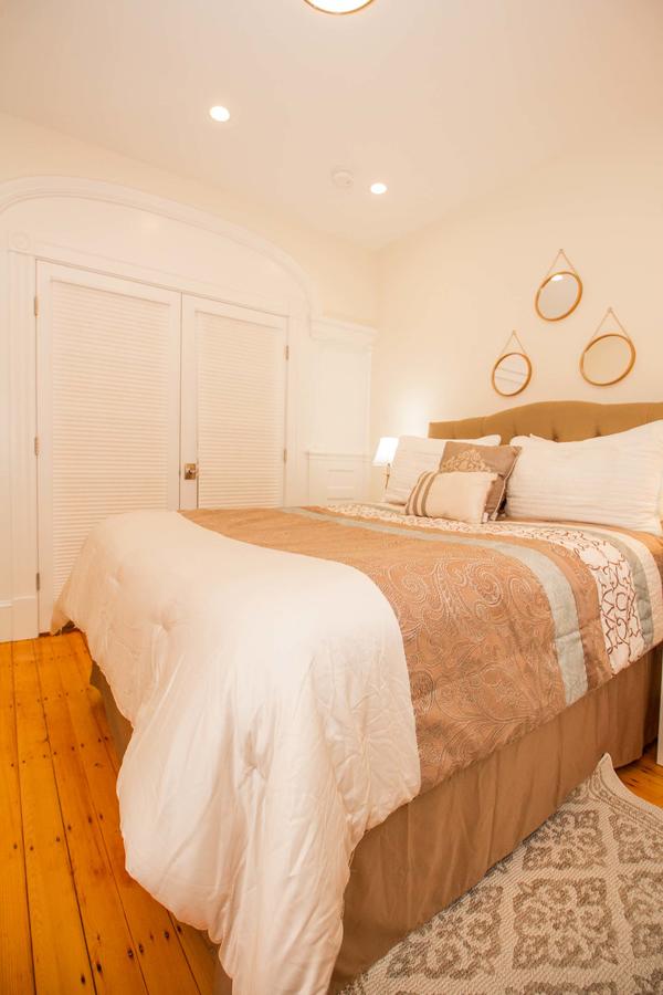 Renovated, Chic, One Bed, Sleeps 4,Steps To Transit - thumb 23