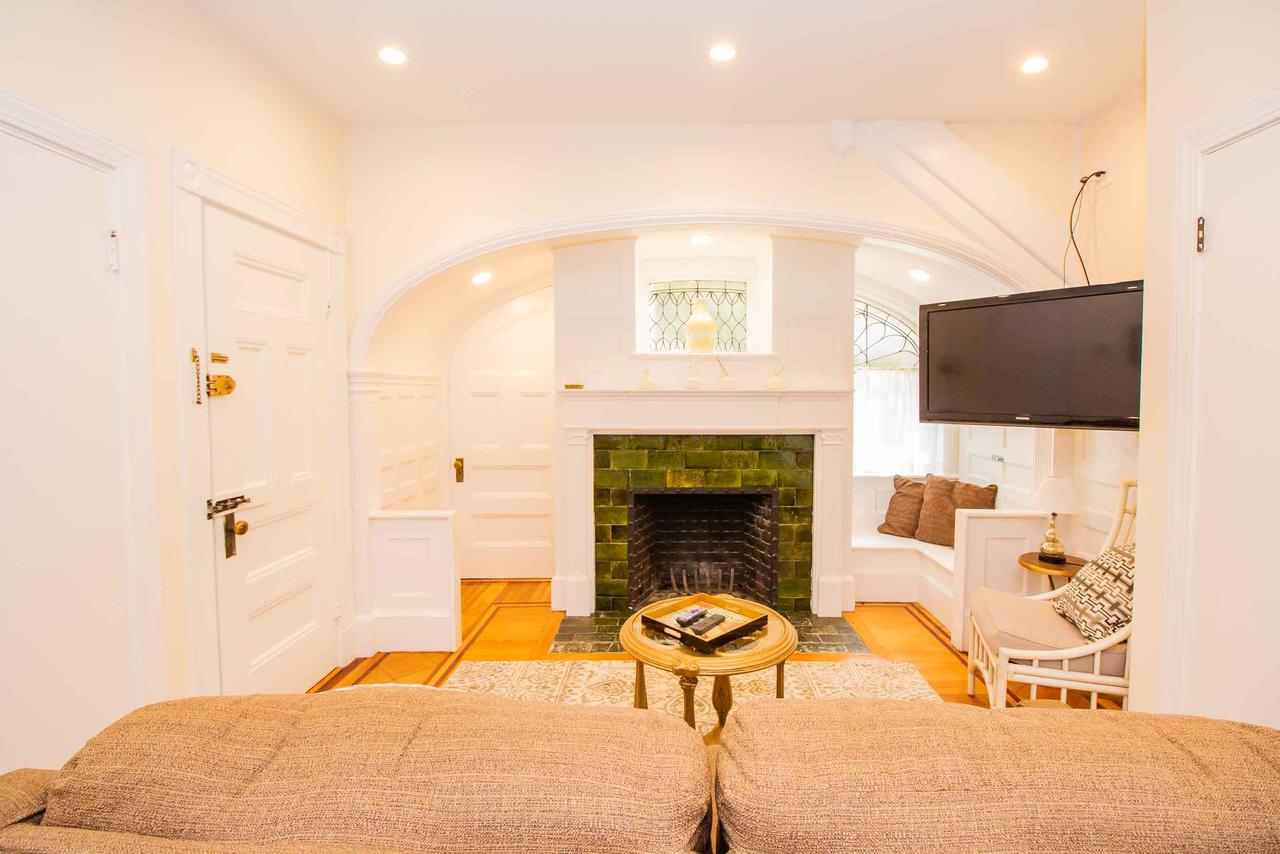 Renovated, Chic, One Bed, Sleeps 4,Steps To Transit - thumb 17