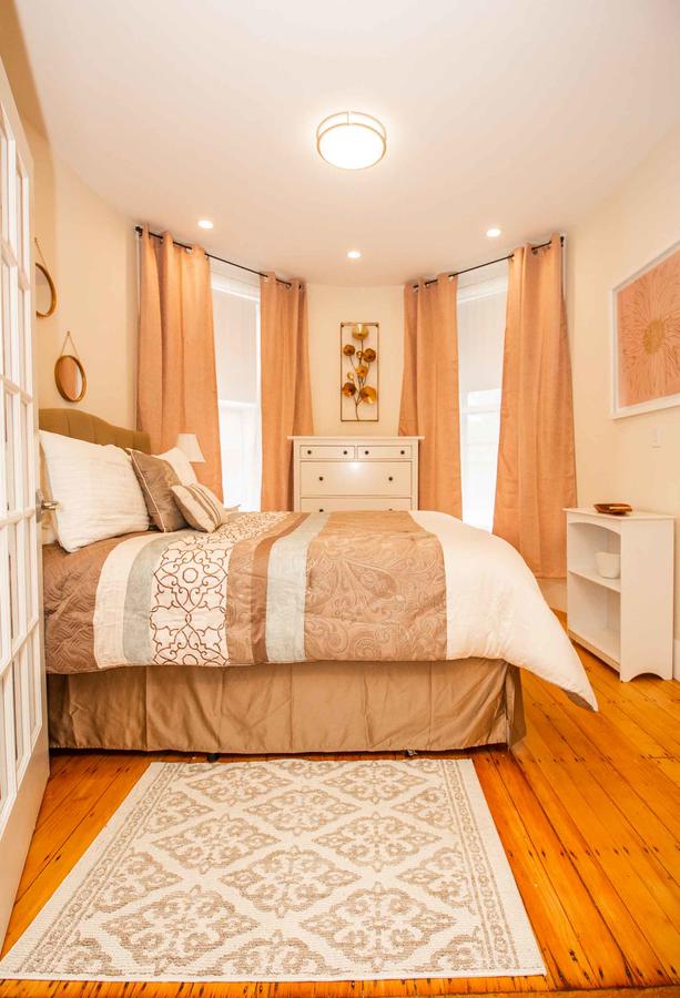 Renovated, Chic, One Bed, Sleeps 4,Steps To Transit - thumb 10