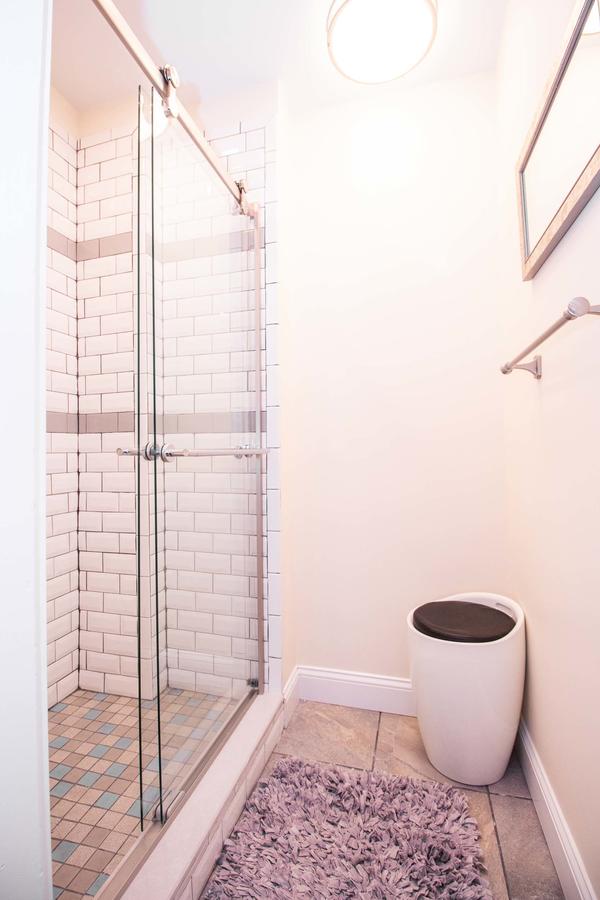 Renovated, Chic, One Bed, Sleeps 4,Steps To Transit - thumb 2