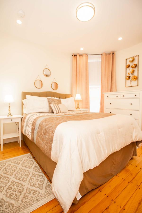 Renovated, Chic, One Bed, Sleeps 4,Steps To Transit - thumb 5