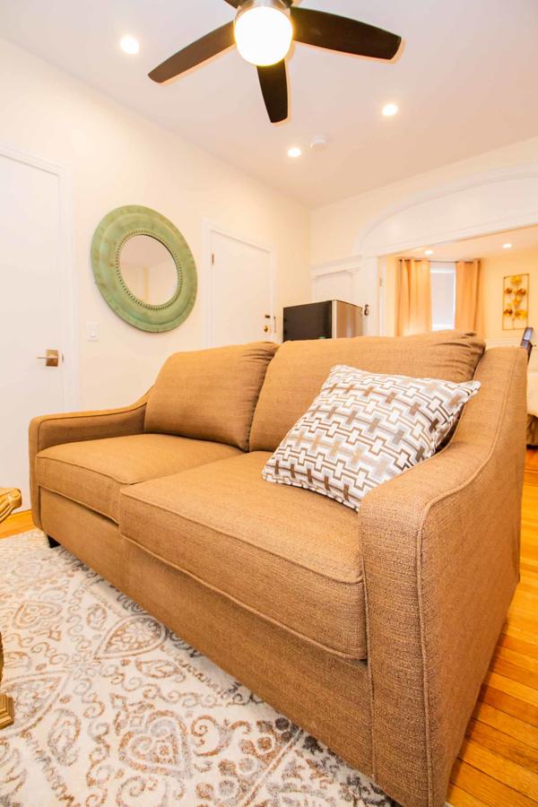 Renovated, Chic, One Bed, Sleeps 4,Steps To Transit - thumb 4