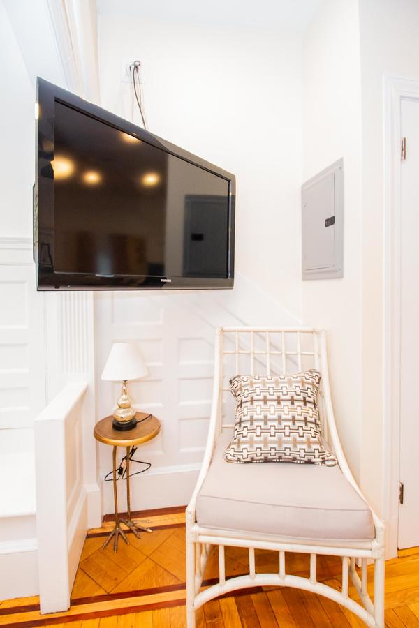 Renovated, Chic, One Bed, Sleeps 4,Steps To Transit - thumb 14