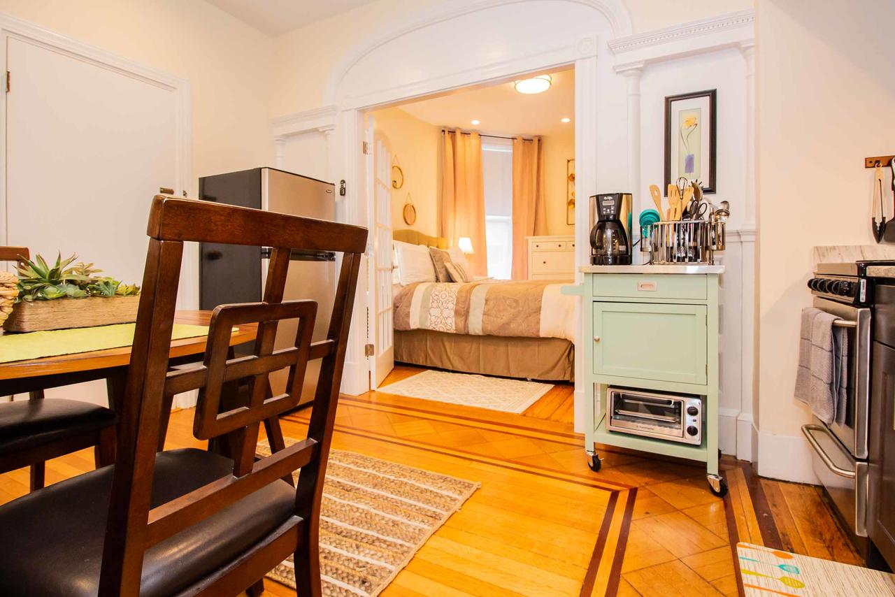 Renovated, Chic, One Bed, Sleeps 4,Steps To Transit - thumb 3