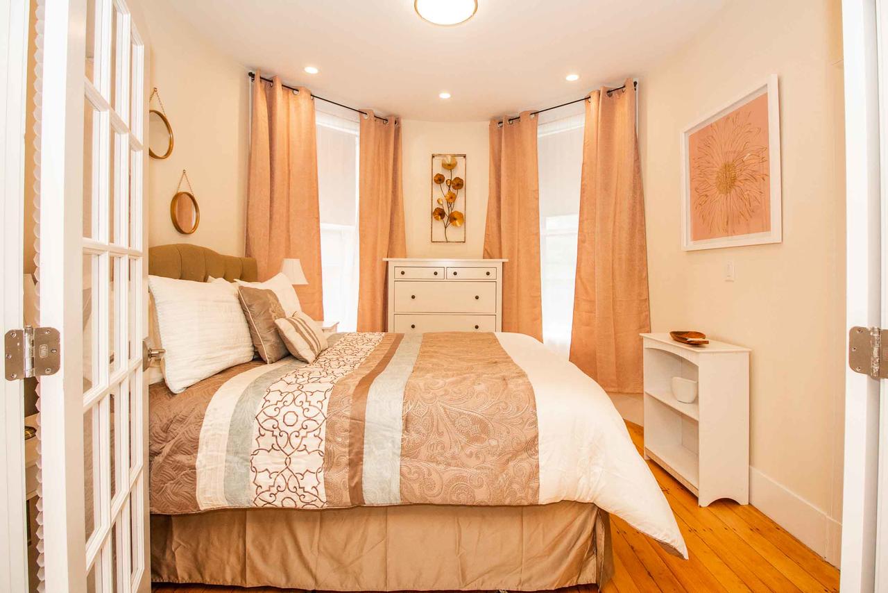Renovated, Chic, One Bed, Sleeps 4,Steps To Transit - thumb 21