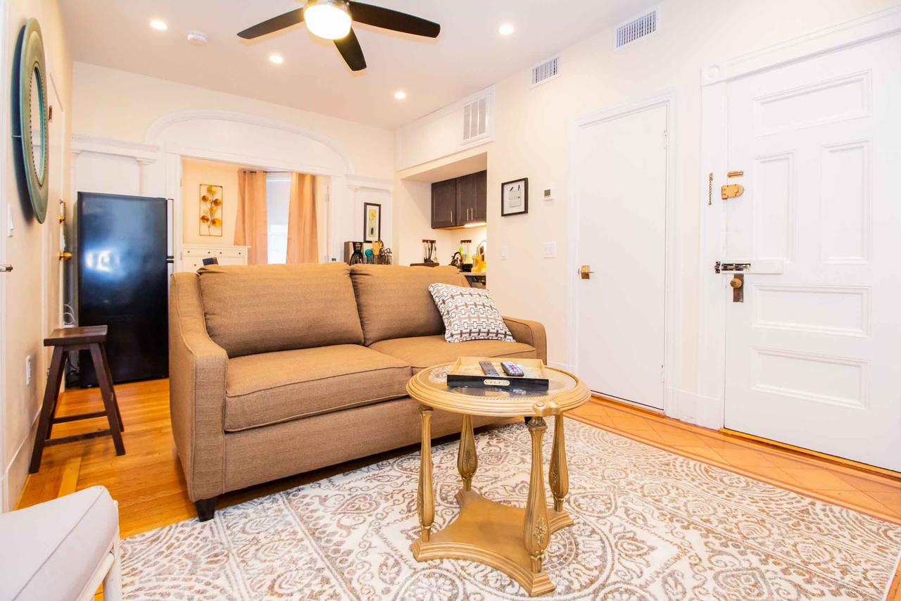 Renovated, Chic, One Bed, Sleeps 4,Steps To Transit - thumb 20