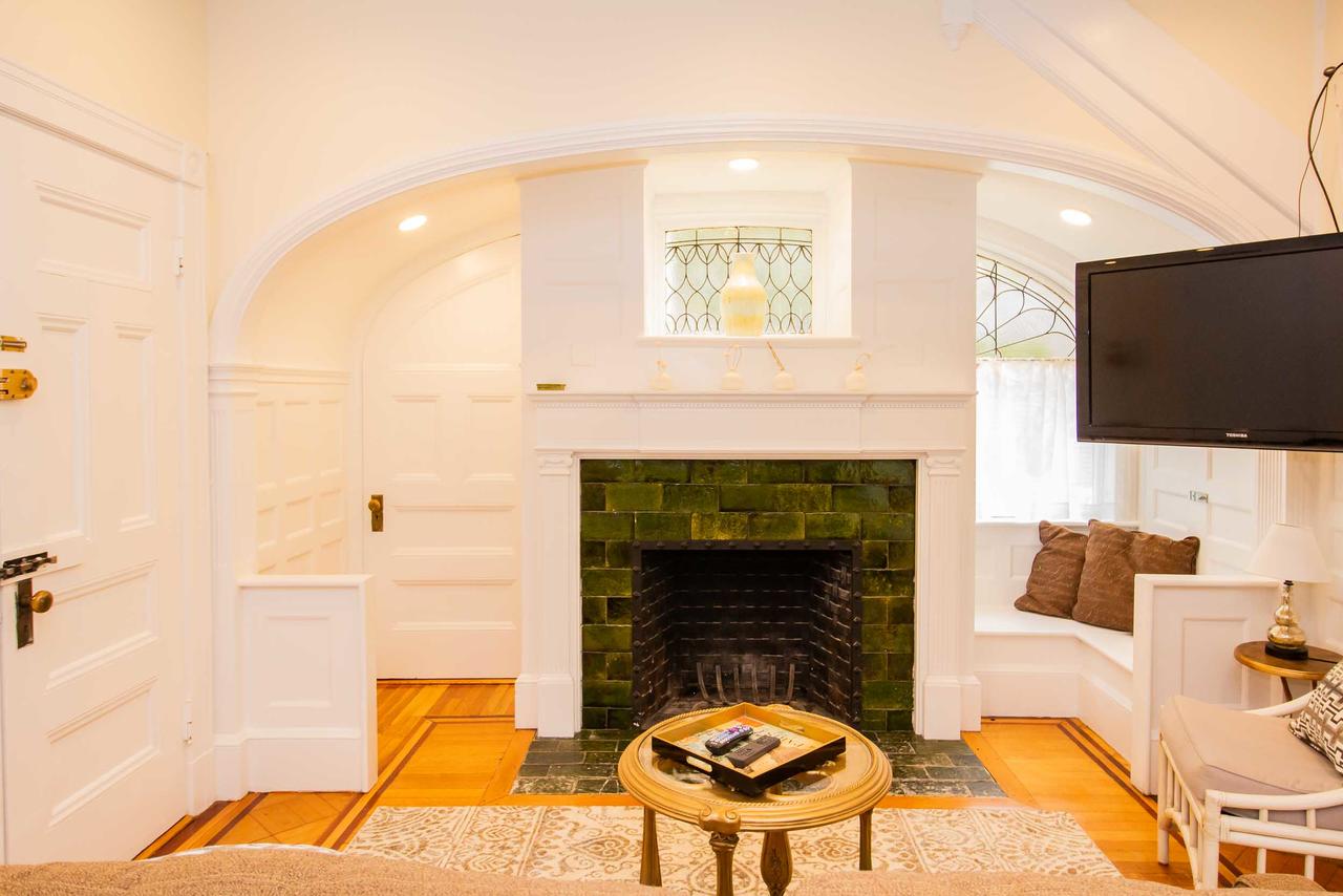 Renovated, Chic, One Bed, Sleeps 4,Steps To Transit - thumb 7