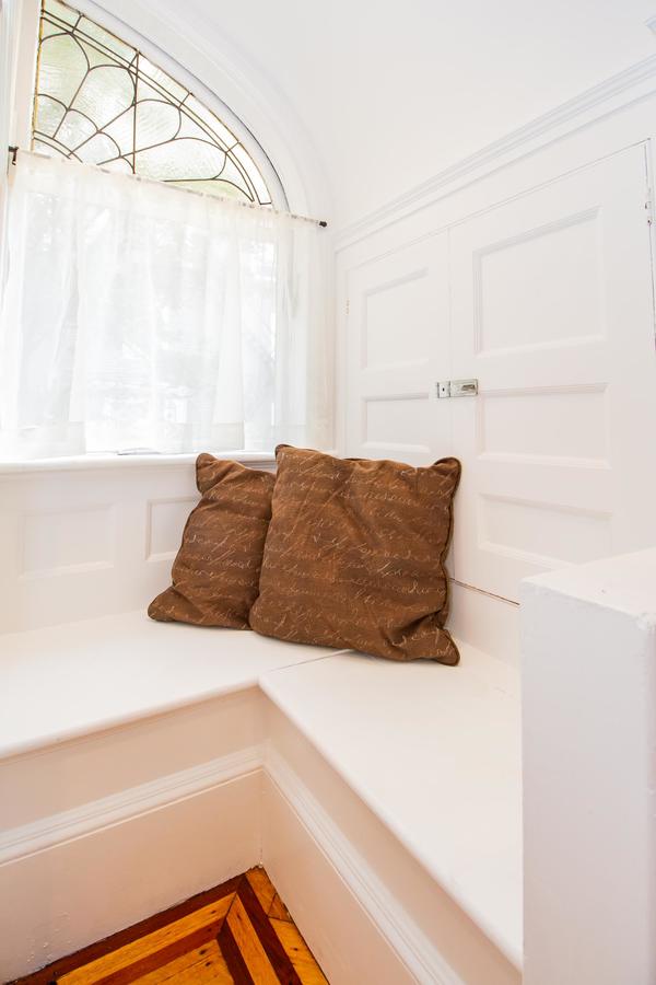 Renovated, Chic, One Bed, Sleeps 4,Steps To Transit - thumb 12