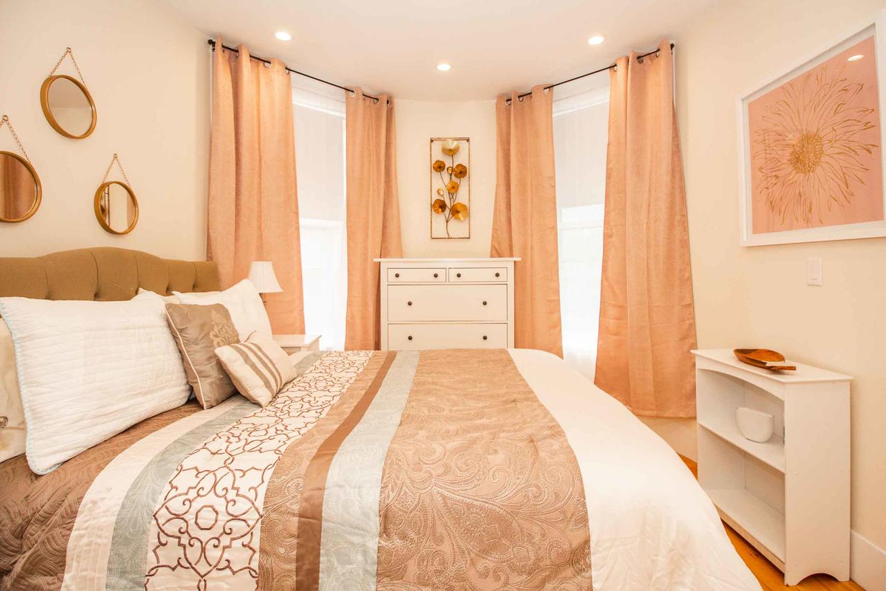 Renovated, Chic, One Bed, Sleeps 4,Steps To Transit - thumb 9