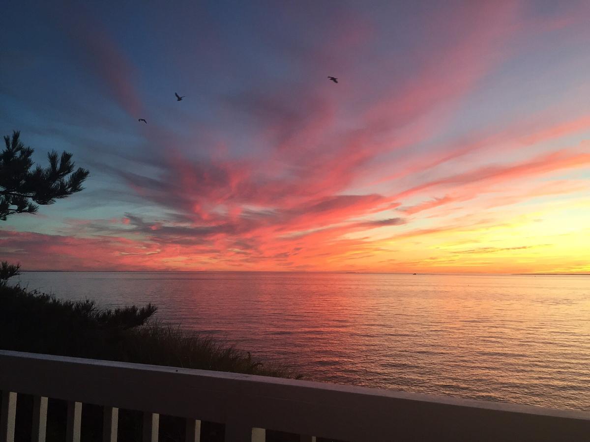 Spectacular Waterfront Cottage - thumb 2