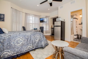 Renovated Boston Studio Close To Public Trans, Parking Avail, Easy Access To Copley, Downtown Boston, Fenway, Kenmore