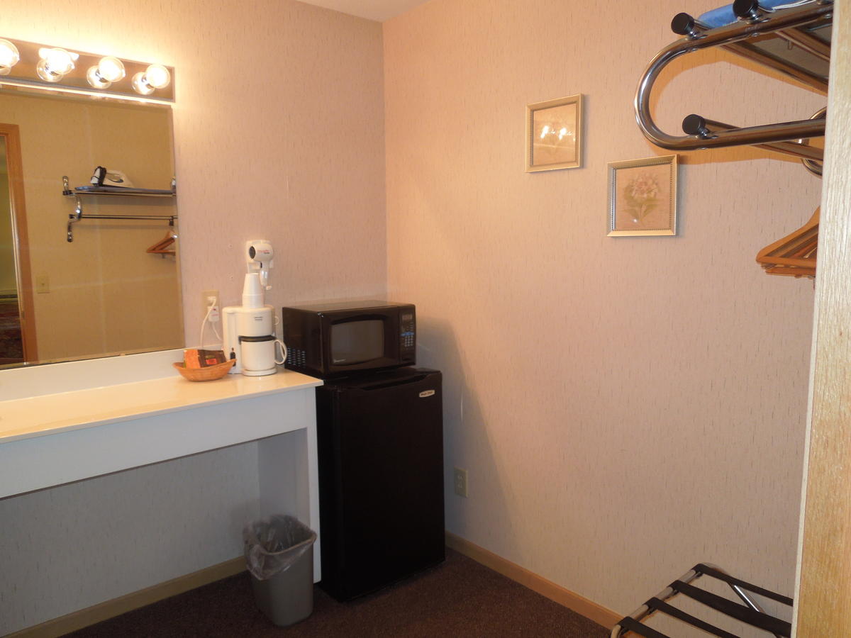 Colonial Manor Motel - thumb 36