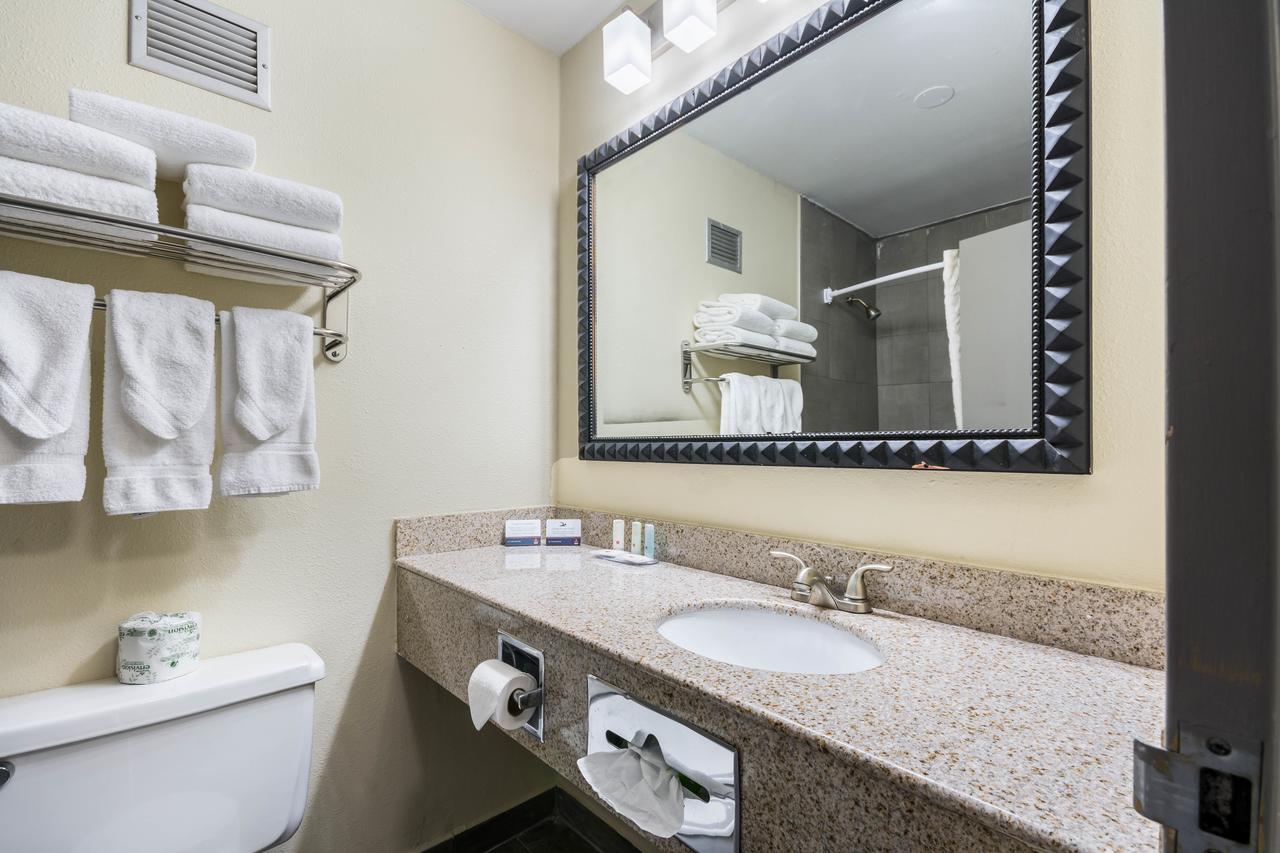 Clarion Inn & Suites Convention Center Near Bricktown - thumb 10