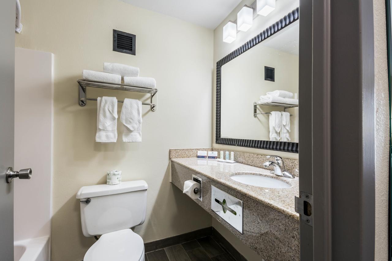 Clarion Inn & Suites Convention Center Near Bricktown - thumb 12