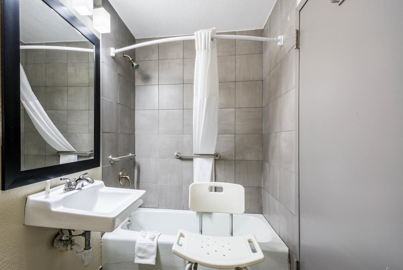 Clarion Inn & Suites Convention Center Near Bricktown - thumb 25