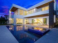 10 Bed Villa in the heart of Downtown Pool Accommodation Massachusetts