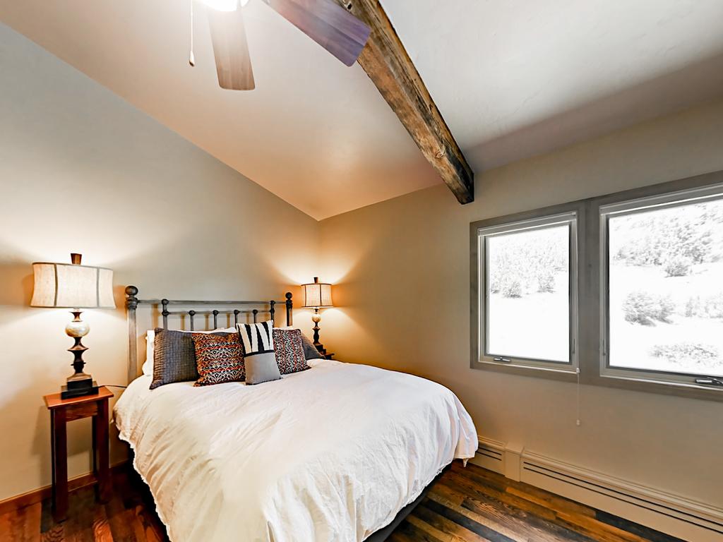 35 Upper Woodbridge Rd Condo Unit 19EF - thumb 1