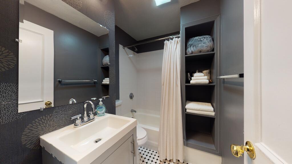 5-23 Perfect Downtown Studio For Two! - thumb 3