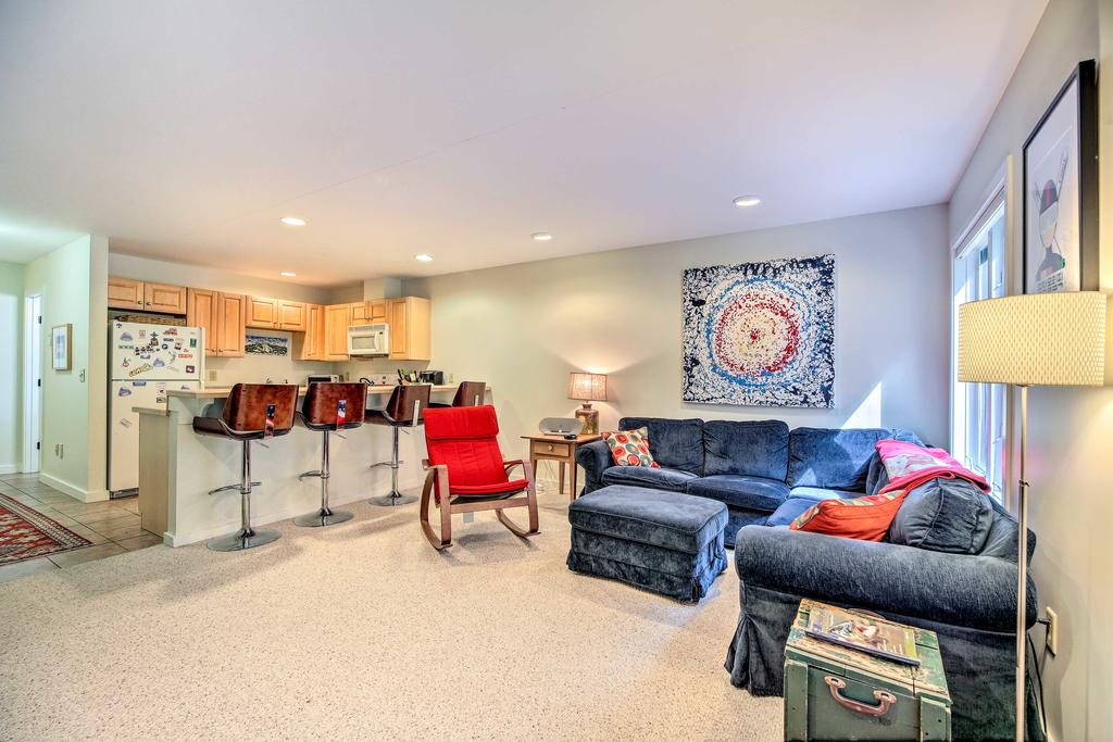Cozy Condo With Patio, Walk To Burke Mountain! - thumb 1