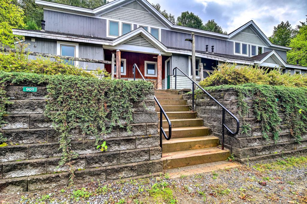 Cozy Condo With Patio, Walk To Burke Mountain! - thumb 0