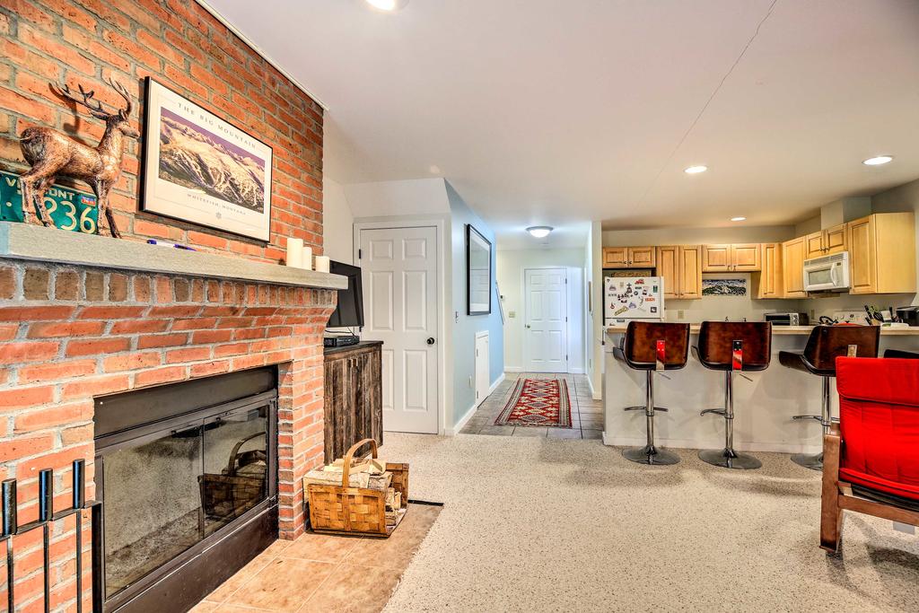 Cozy Condo With Patio, Walk To Burke Mountain! - thumb 3