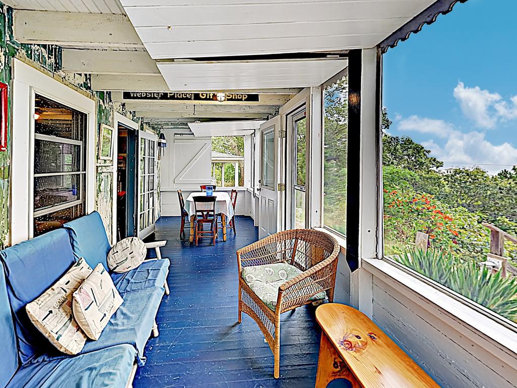 Hilltop Beach Getaway, Stunning Bay Views Home - thumb 3