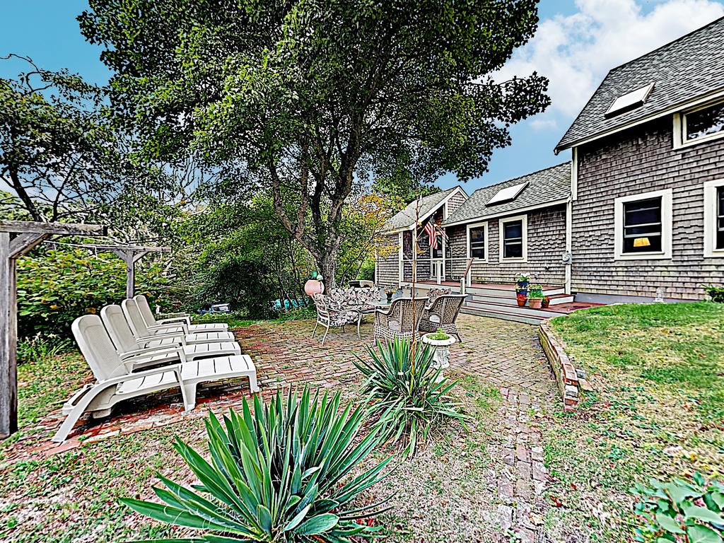 Hilltop Beach Getaway, Stunning Bay Views Home - thumb 2