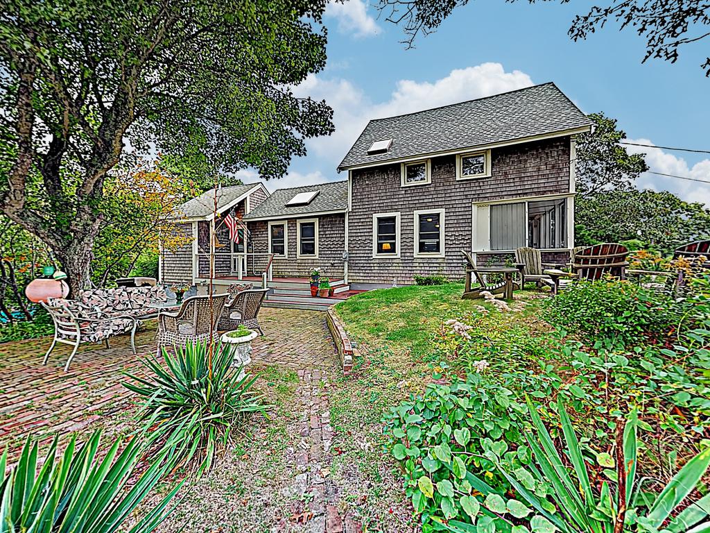Hilltop Beach Getaway, Stunning Bay Views Home - thumb 0