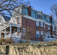 Historic Cumberland Home with Deck  Valley View - Accommodation Massachusetts