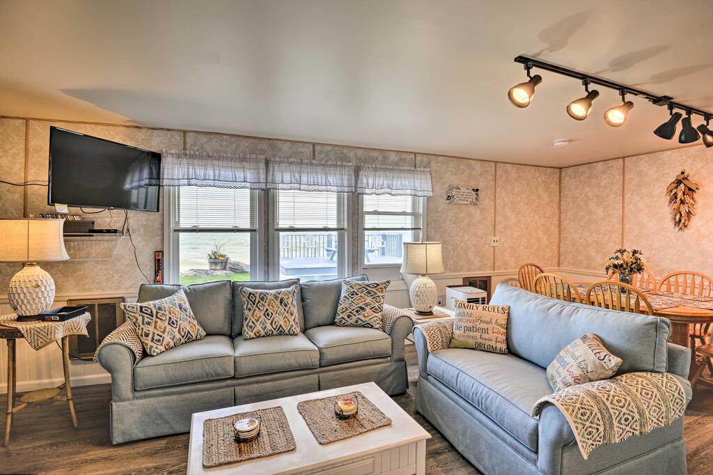 Lake Ontario Waterfront Cottage With Deck&Grill - thumb 3