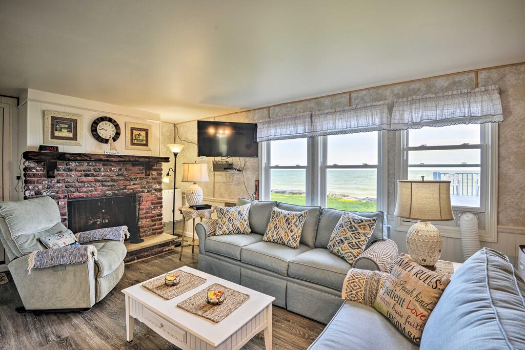 Lake Ontario Waterfront Cottage With Deck&Grill - thumb 2