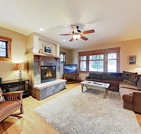 New Listing Modern Mountain Retreat w/ Hot Tub cottage - Accommodation Massachusetts