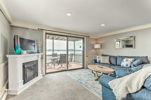 Oceanfront Salem Condo With Deck, Walk To Beach