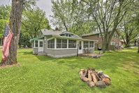 Quaint Cottage with Porch - Steps to Lake and Beach Accommodation Massachusetts