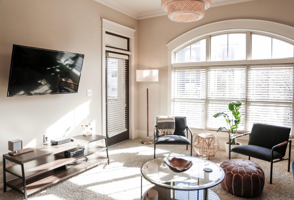 Unique Central Midtown Hotel Style Condo W/ Cozy Beds & Amenities - thumb 1