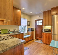 Updated Menlo Park English Tudor Garden Cottage - Accommodation Massachusetts