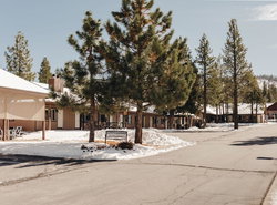 Vintage Lakeside Inn