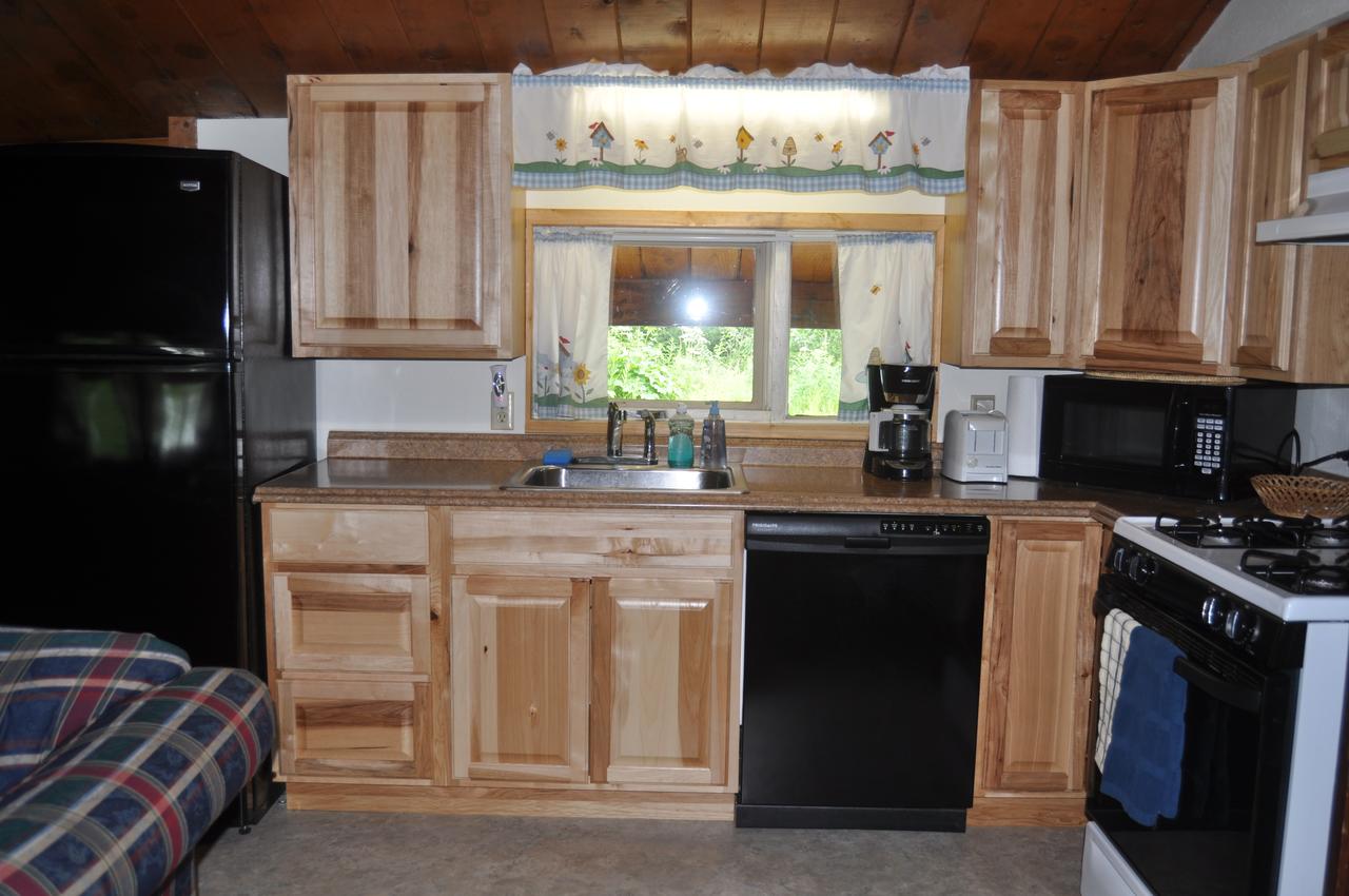 Daniels Lake Lodge Cabins - thumb 8